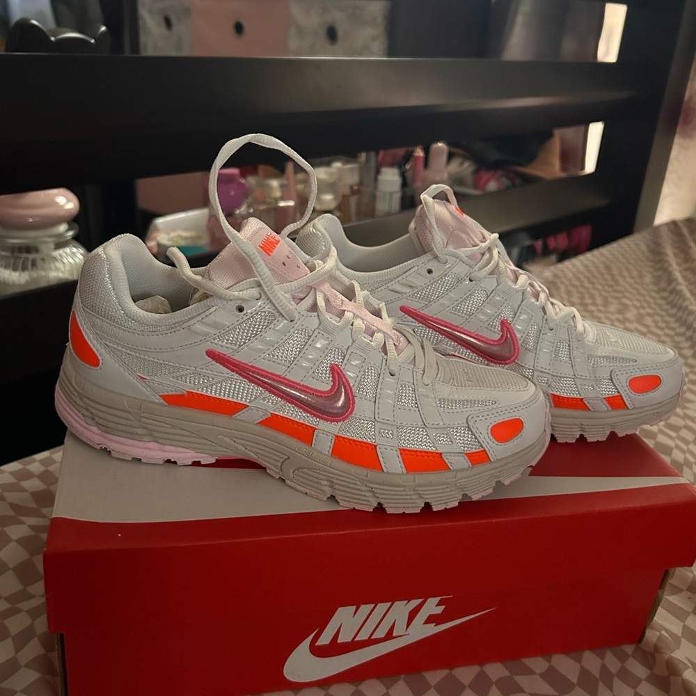 Woman’s nike p-6000